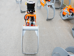 pinza forestale da 10qli per legna con rotore flangiato per attacco rapido mod dk 11c gr 30ff