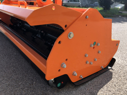 trinciatrice serie pesante spostabile universale a mazze per trattore toro 240
