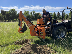 retroescavatore universale portato con benna per trattore agricolo mod drs 2000t