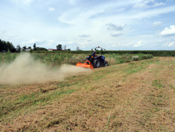 trinciaerba e sarmenti spostabile a mazze per trattore mod tigre 200