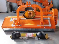 trincia per trattore tipo kubota carraro spostabile e taglio da 100cm a mazze o coltelli mod lince sp100