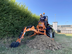 retroescavatore portato con benna per trattore agricolo mod drs 1000