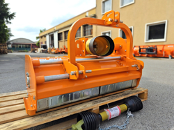 trincia erba e sarmenti a mazze serie media da 120cm di taglio per trattore da frutteto mod lincione 120 sp