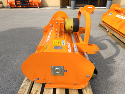 trincia erba e sarmenti a mazze serie media da 120cm di taglio per trattore da frutteto mod lincione 120 sp