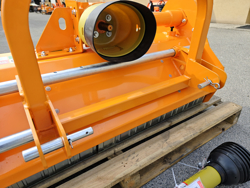trincia erba e sarmenti a mazze serie media da 160cm di taglio per trattore da frutteto mod lincione 160 sp