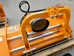 trincia erba e sarmenti a mazze serie media da 180cm di taglio per trattore da frutteto mod lincione 180 sph