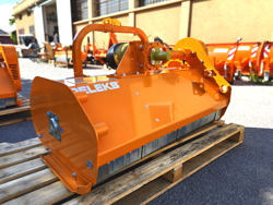 trincia erba e sarmenti a mazze reversibile da 120cm di taglio per trattore da frutteto mod lincione 120 sp rev
